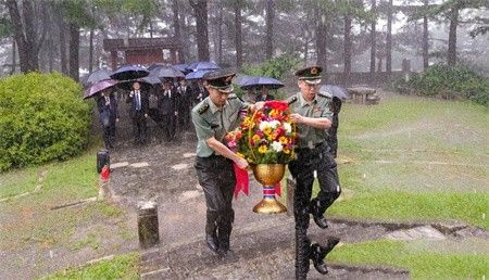 中国驻朝鲜使馆祭扫云山中国人民志愿军烈士陵园