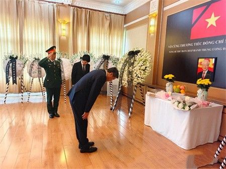王亚军赴越南使馆吊唁越共中央总书记阮富仲逝世